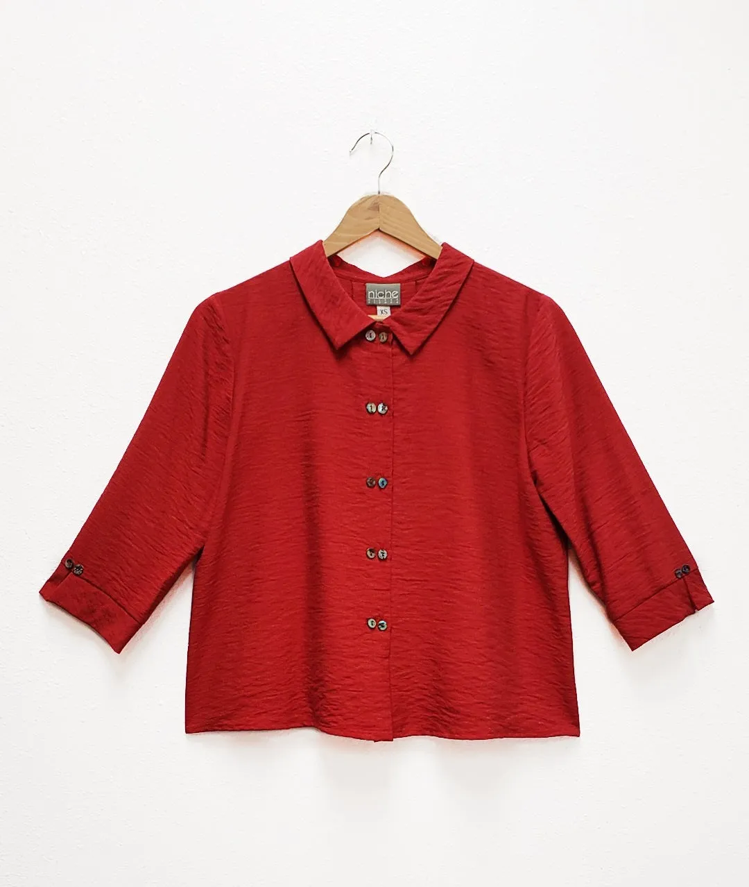 Niche - Rayon - Twinbutton Top - Crimson