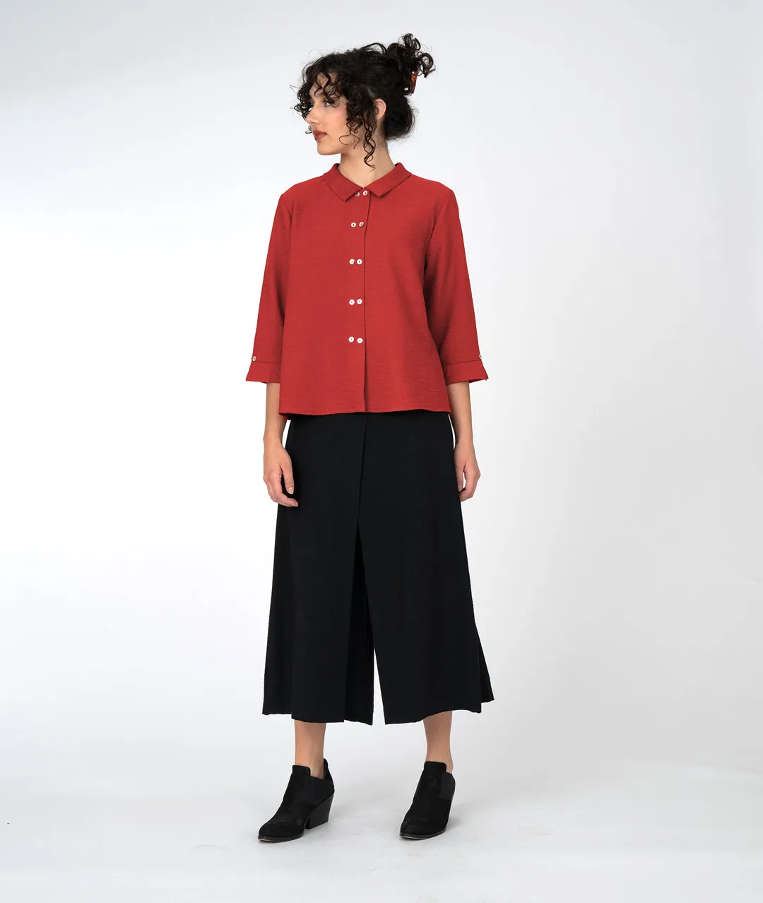Niche - Rayon - Twinbutton Top - Crimson